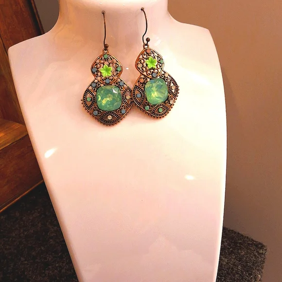 💥SALE💥NEW Flower Jeweled Green Gold Bohemian Dangle Earrings - Picture 5 of 5